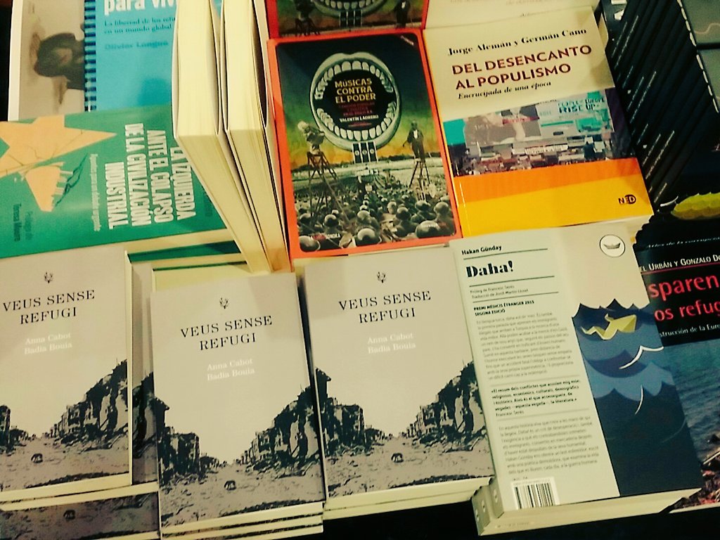 EspaiLlavors's tweet photo. Ple de gent interessant interessada en les històries de #Veussenserefugi Badia Bouia i Anna Cabot presenten llibre de @LesMalesHerbes #ara https://t.co/pJl0r00VNy