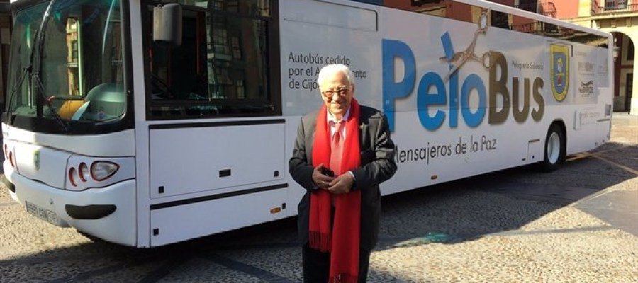 A3Noticias's tweet photo. El padre Ángel crea el 'pelobús', que recorrerá España ofreciendo cortes de pelo y aseo a personas sin hogar https://t.co/RCNWh2Hg29 https://t.co/7qteY35t1g