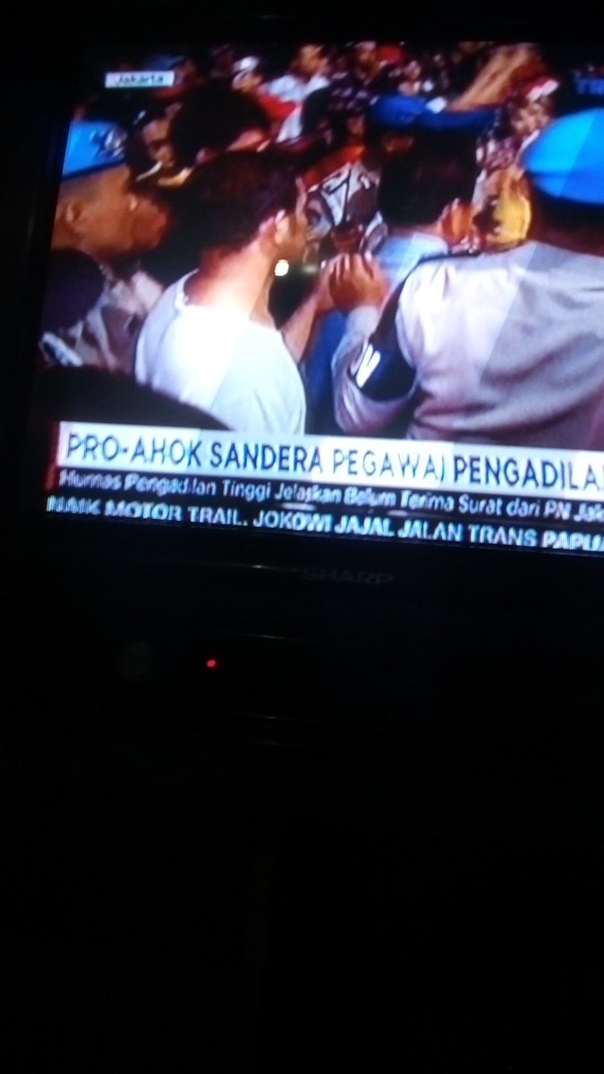 Salah pegawai pengadilan apa  ? Koq sampe disandera  ? Teroris bukan kalo cara gitu ? Hey aparat... Jawab !!!