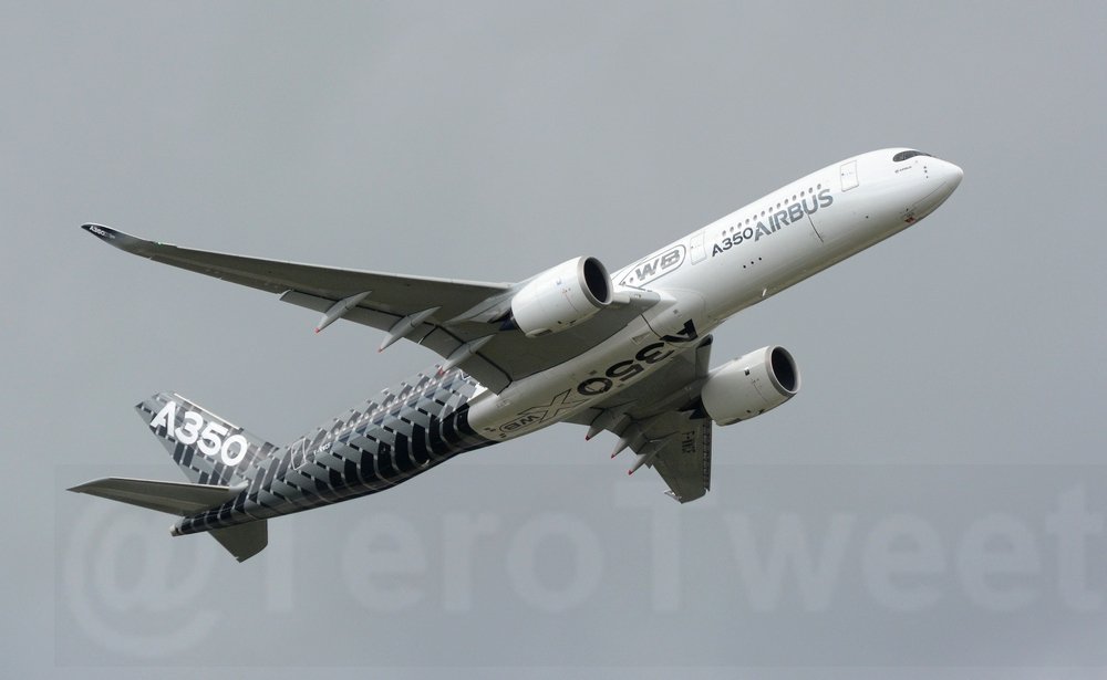 TeroTweet's tweet photo. #Finnair'in #A350XWB lentää demon #Kaivari17-lentonäytöksessä, #Airbus'in tehdasohjaajien opit käytössä. Kuva #FIA16 https://t.co/ISBpSt50bC https://t.co/MkembUMwRR