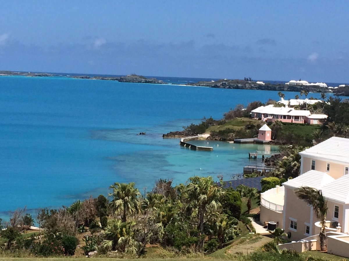 dantully21's tweet photo. @Bermuda @LondonGolfShow what a week we had thanks guys!!! Most beautiful place I've ever been!!! #100ftputt #winner @danny_waterman https://t.co/VCfBu26kRB