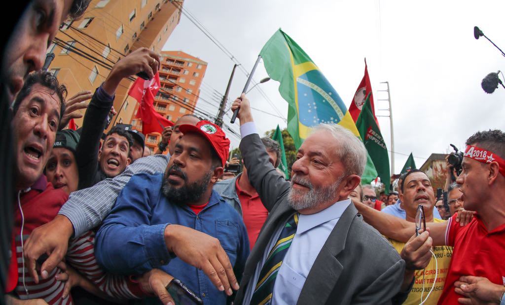 senadorhumberto's tweet photo. Ex-presidente #LulaEuConfio é recebido por movimentos sociais ao chegar no prédio da Justiça Federal de Curitiba #MoroPersegueLula. https://t.co/JvH1O4tnP4