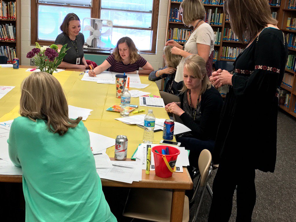 SGeukes's tweet photo. Sandyview staff working on MIBLSI planning @katharinevalz @DWedeven #sandyviewstars https://t.co/HXVI6GRTER