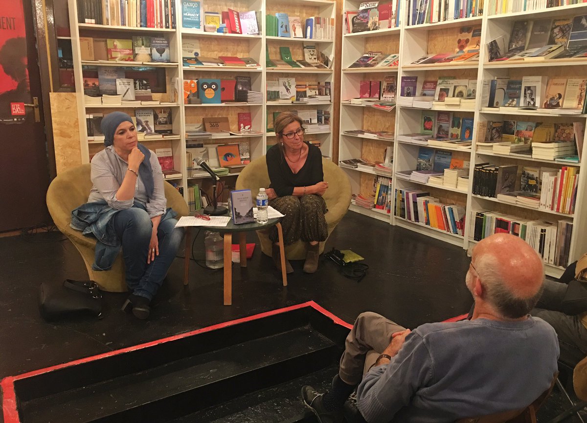 DemosBertran's tweet photo. Presentació del llibre "Veus sense refugi" d' @cabot_anna i Badia Bouia en @EspaiContraband #immigració @apalaudaries #realitatsocial https://t.co/SYOdjm3Wzy