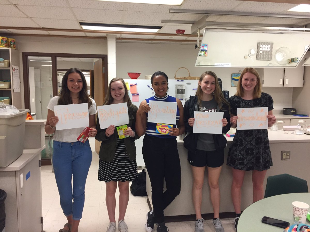 CHSStudCouncil's tweet photo. CONGRATS to your new 2017-18 Student Council Officers🎉🎉🎉🎉 https://t.co/SVJZbRRMnY