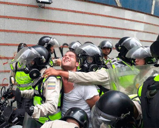 JulioReyesCcs's tweet photo. Los esbirros si tienen bolas para detener a Sergio Contreras, joven dirigente de VP, pero a los colectivos q llegaron con 9mm nooo ¡Perros! https://t.co/7o71keM8Ar