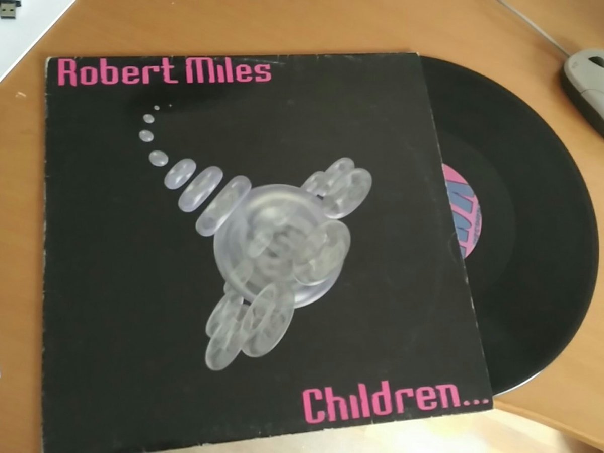 SanVarez1's tweet photo. RIP Robert Miles. Su música no solo es obra maestra, también es parte de mi personalidad. Mucha suerte y buen viaje Roberto. https://t.co/E4cqAz7fof