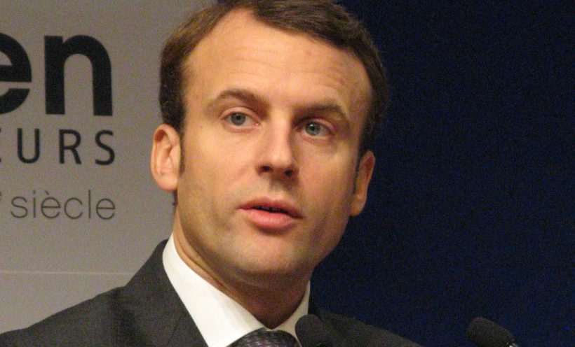 le_gorafi's tweet photo. MacronLeaks : Emmanuel Macron découvre le contenu de son programme https://t.co/iK3Agt4GyN https://t.co/dQ3nWZJX20