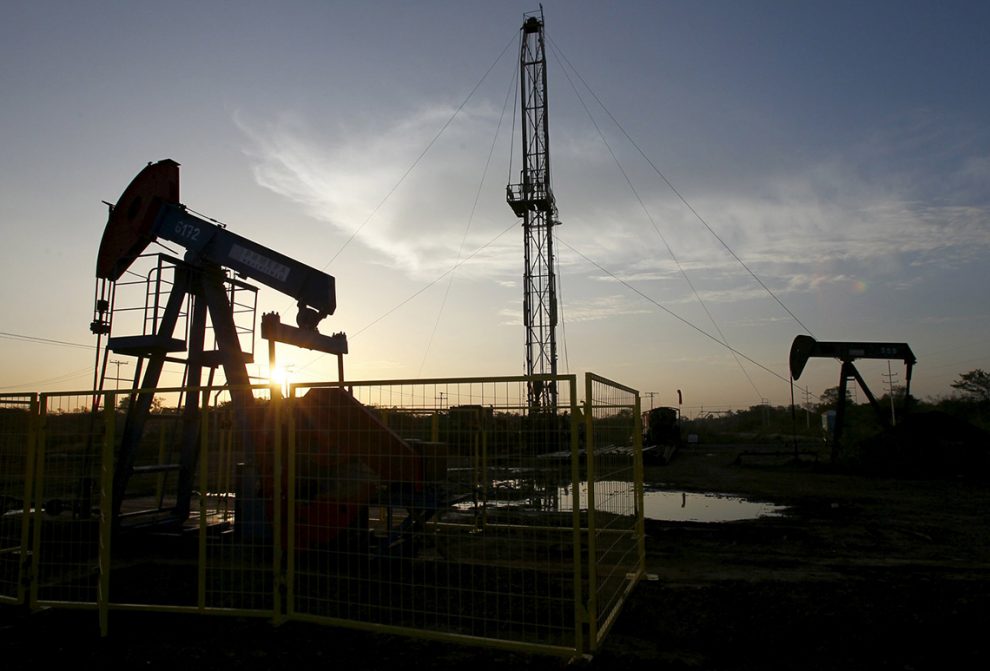 UNoticias's tweet photo. Precios del petróleo en retroceso por abundante oferta https://t.co/qmuG2PI1Gt  https://t.co/xjnOt0IVEs