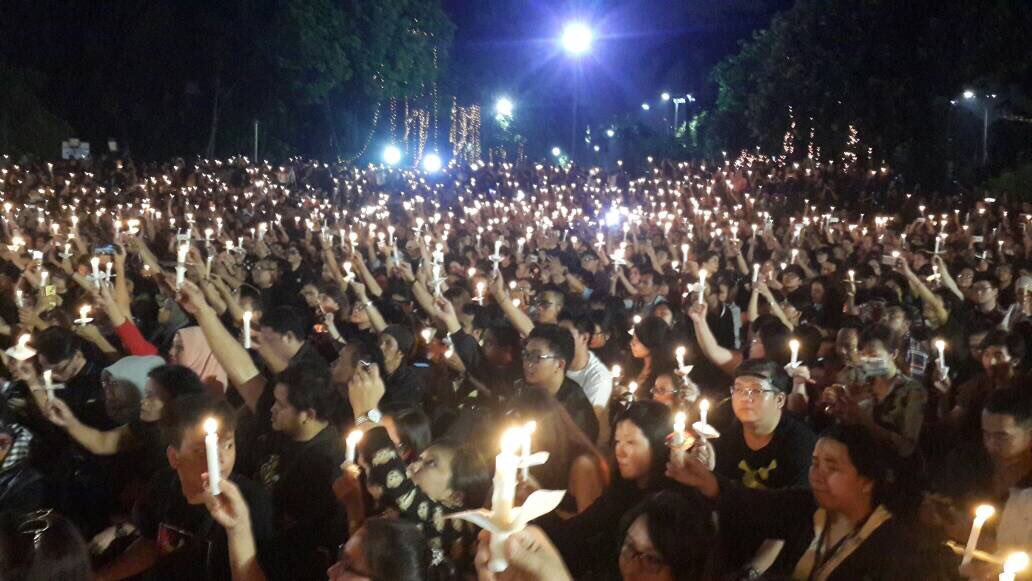 ezkisuyanto's tweet photo. Tambah yakin pilihan gue sudah benar,tambah yakin kalau benar jangan takut..Sejuta Lilin untuk Ahok dan Indonesia 💕💕🌺🌺🌹🌹🌷🌷 https://t.co/uScvihlycL