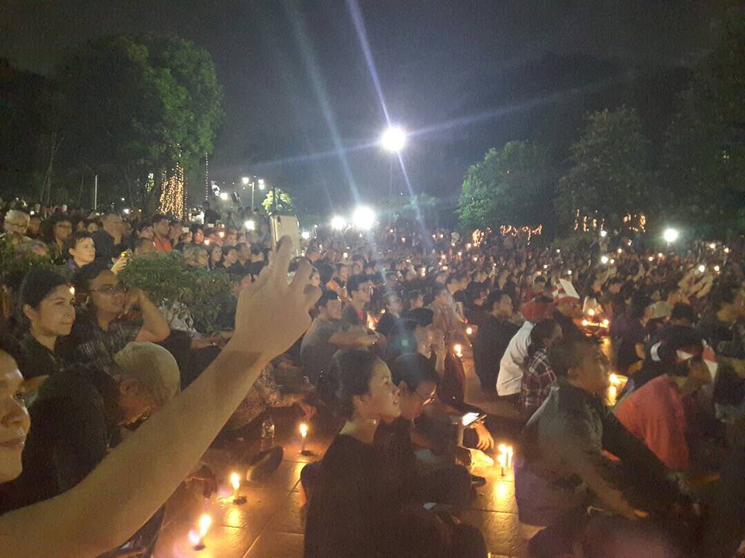 Tambah yakin pilihan gue sudah benar,tambah yakin kalau benar jangan takut..Sejuta Lilin untuk Ahok dan Indonesia 💕💕🌺🌺🌹🌹🌷🌷