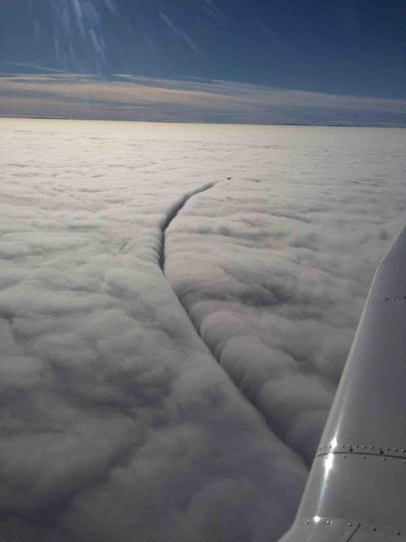 creapills's tweet photo. Quand un avion laisse sa trace dans les nuages ☁️ https://t.co/4xsKFQLozT