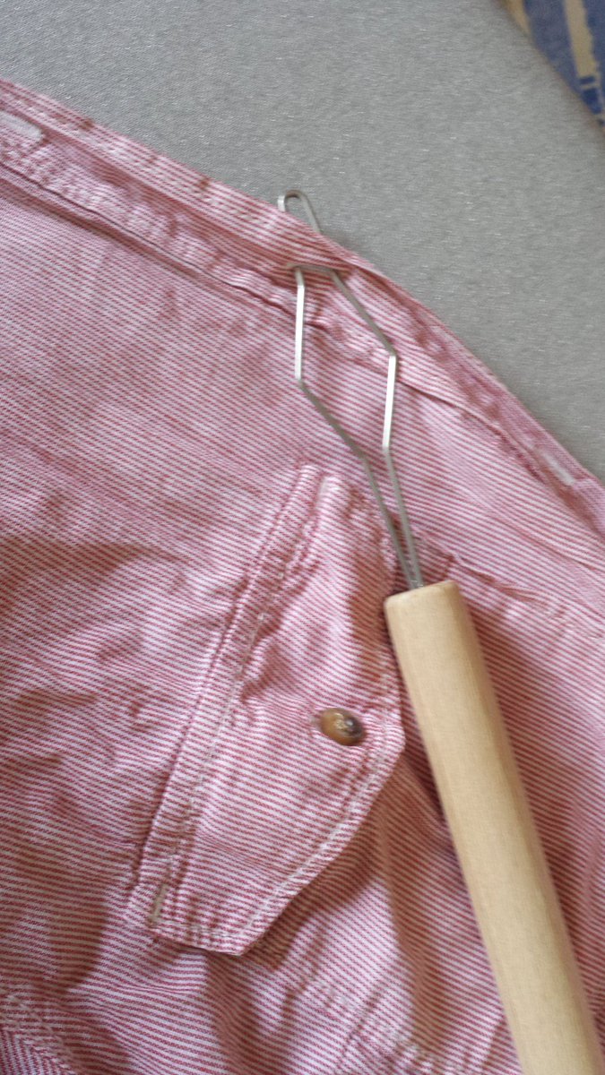 Welche Knöpfe soll ich mit dieser Knöpfhilfe bloß zu machen? Trag ja nicht immer ein Clownskostüm. #realitätsfern # Bild von Behinderung