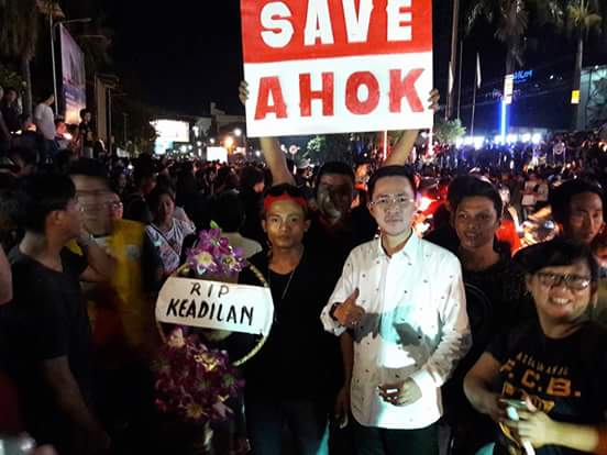 Alfons_Sumual's tweet photo. Dukungan Doa dan Pemasangan sejuta Lilin untuk AHOK dari Manado Untuk Indonesia. #SaveAhok #AhokDjarot #RIPkeadilan https://t.co/Yp2odwWbjN