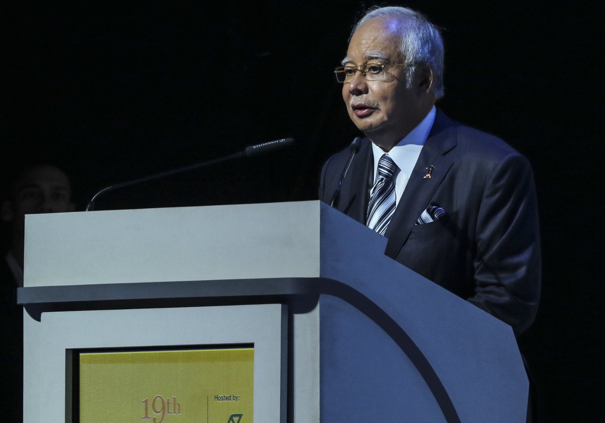 PetroleumEcon's tweet photo. FREE: #oil and #gas industries must adapt and innovate to survive challenges, #Malaysian PM tells #AOGC2017 https://t.co/p7fWSaIMTn https://t.co/AeQHKyaxMA