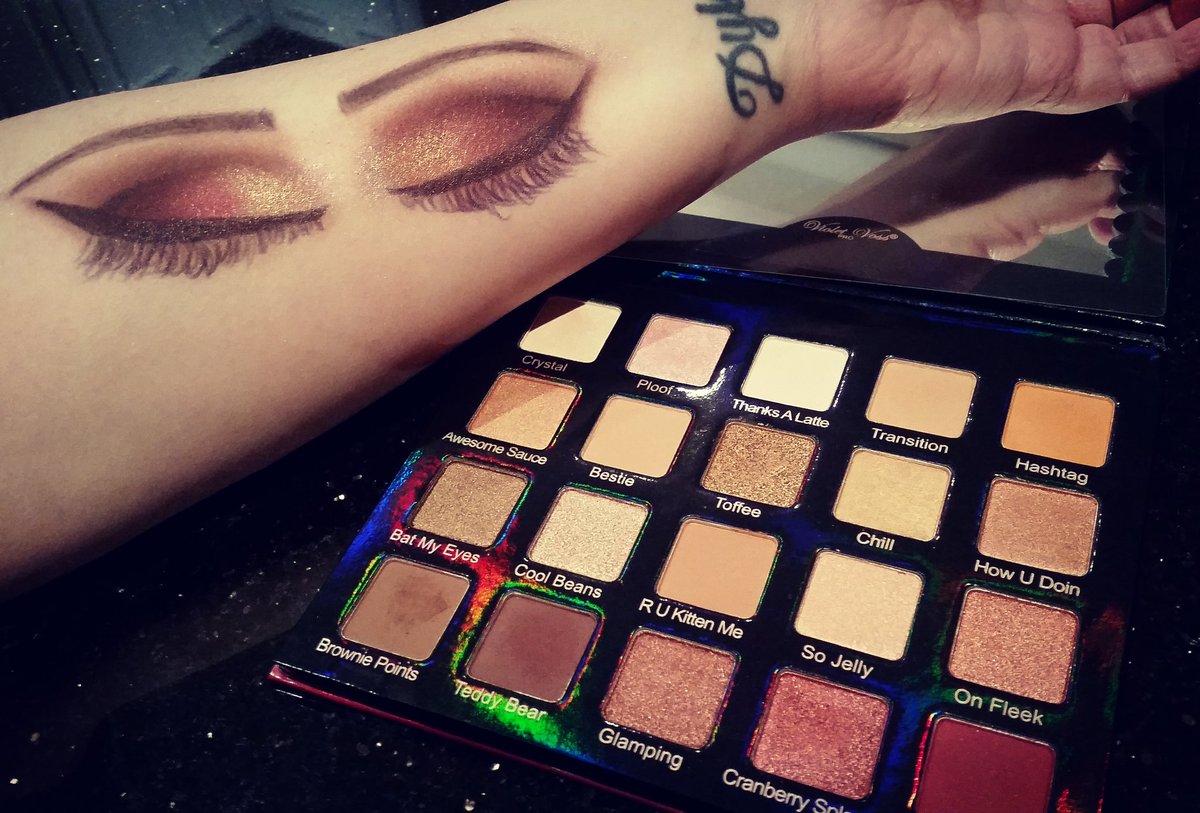 ShariMUA's tweet photo. Playing with my @shopvioletvoss #holygrailpalette xxx
#drawingwithmakeup #melbournemakeupartist https://t.co/ULeXOeEuZt