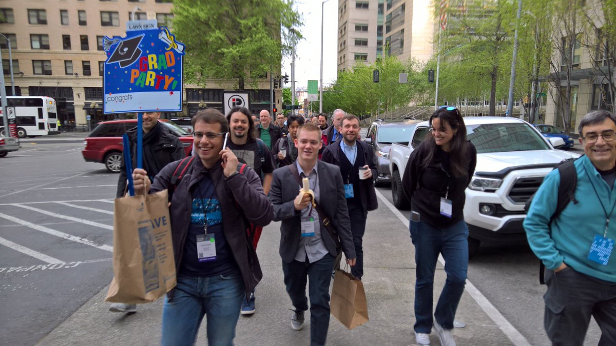 sachaqs's tweet photo. Follow the sign! #MSBuild #FrenchAtBuild https://t.co/CU4VnZS0XL