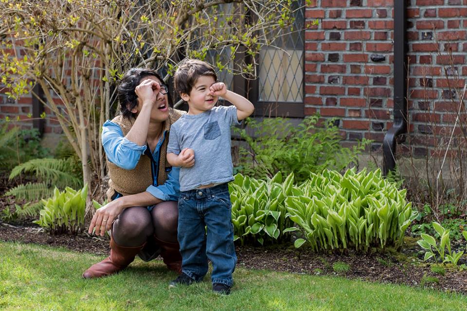 joinvroom's tweet photo. Use your hand telescope. This game helps your child pay attention to his/her surroundings and think flexibly. #VroomTip https://t.co/VXaLIpC1Bc