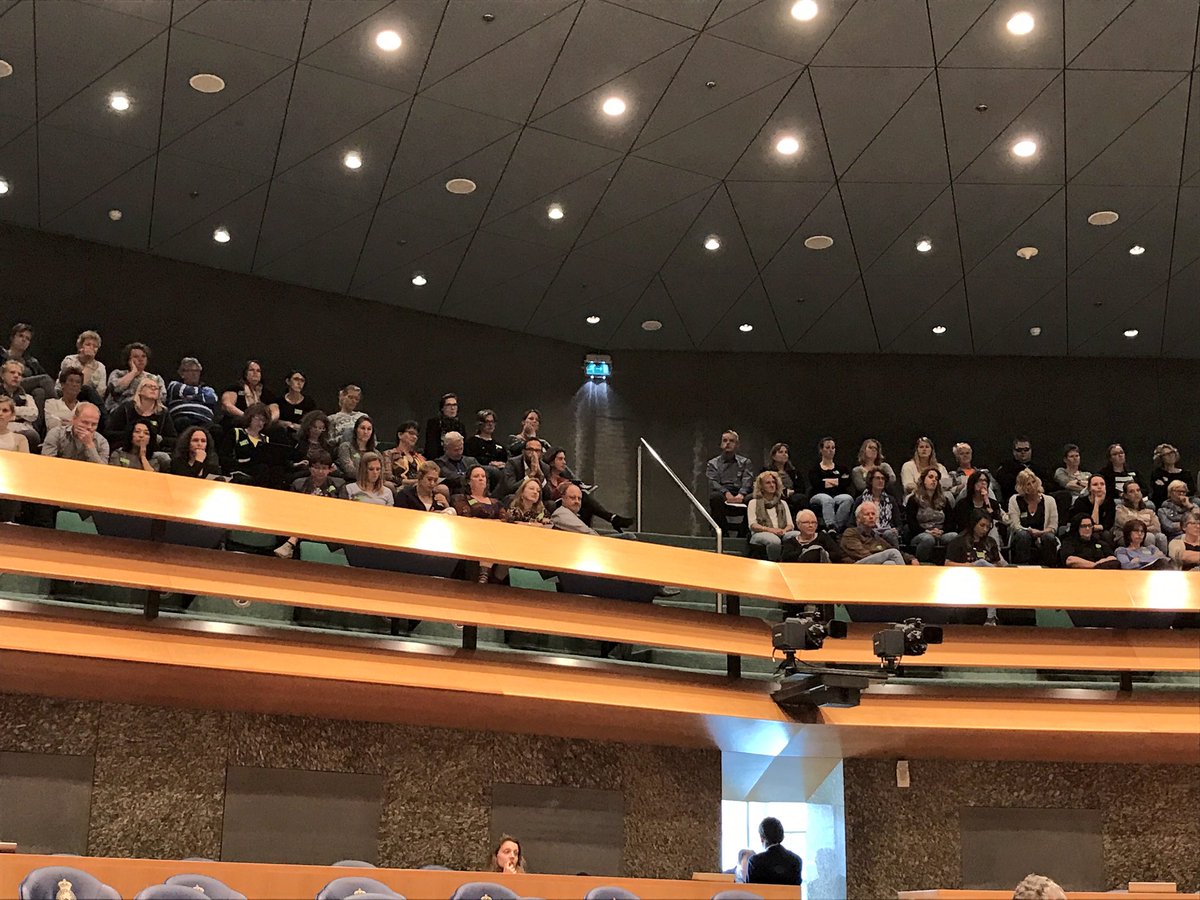 Lisawesterveld's tweet photo. Publieke tribune Tweede Kamer stampvol met leraren voor debat over hun werkdruk. Toont de urgentie van het onderwerp aan.

#werkaandewinkel https://t.co/akxMOrMLZf