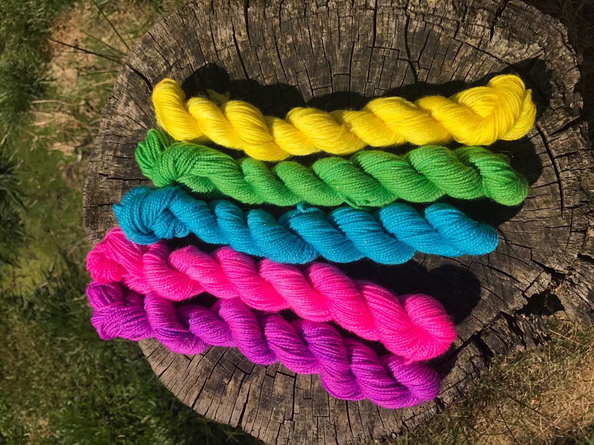 yarn_angels's tweet photo. Tropical Sunset mini skein set 💚💜 #miniskeinsset https://t.co/Yv6rHIovHq #hamddyedyarn #miniskein #tropical #yarnangels #knit #sparklemini https://t.co/WmsnFrCPKC