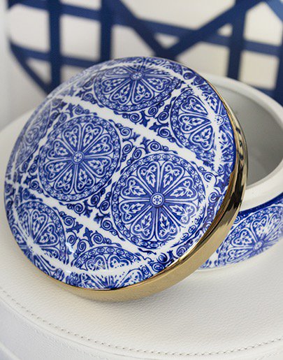 CobiLadner's tweet photo. Call it #pretty work 💙 #HumpDay #cobistyle #blueandwhite #decorate https://t.co/kJ4RoZRrcX
