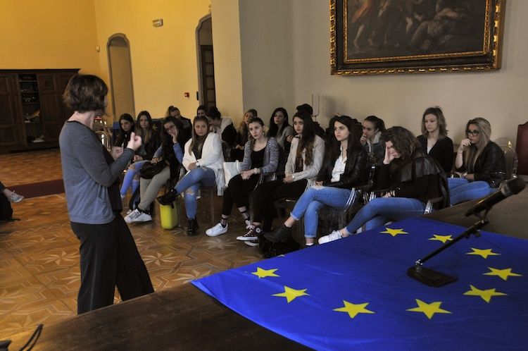 CittaMetroTO's tweet photo. #10maggio #torino A Palazzo Cisterna Finale di #ASOC1617 condotto da @albaGaravet @EuropeDirectTO @GB_4bl @VittoriaWesting
@populargiulio https://t.co/o8f8lkP3dV