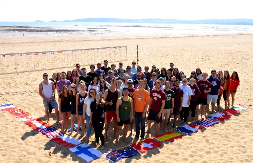 SwanseaUni's tweet photo. Sun, sea, sand, Swansea.☀️🏖️
Beach party for @SU_StudyAbroad students from around the world!
#WeAreInternational 
@swanseaIDO @walesdotcom https://t.co/vnBsd7p3Zu