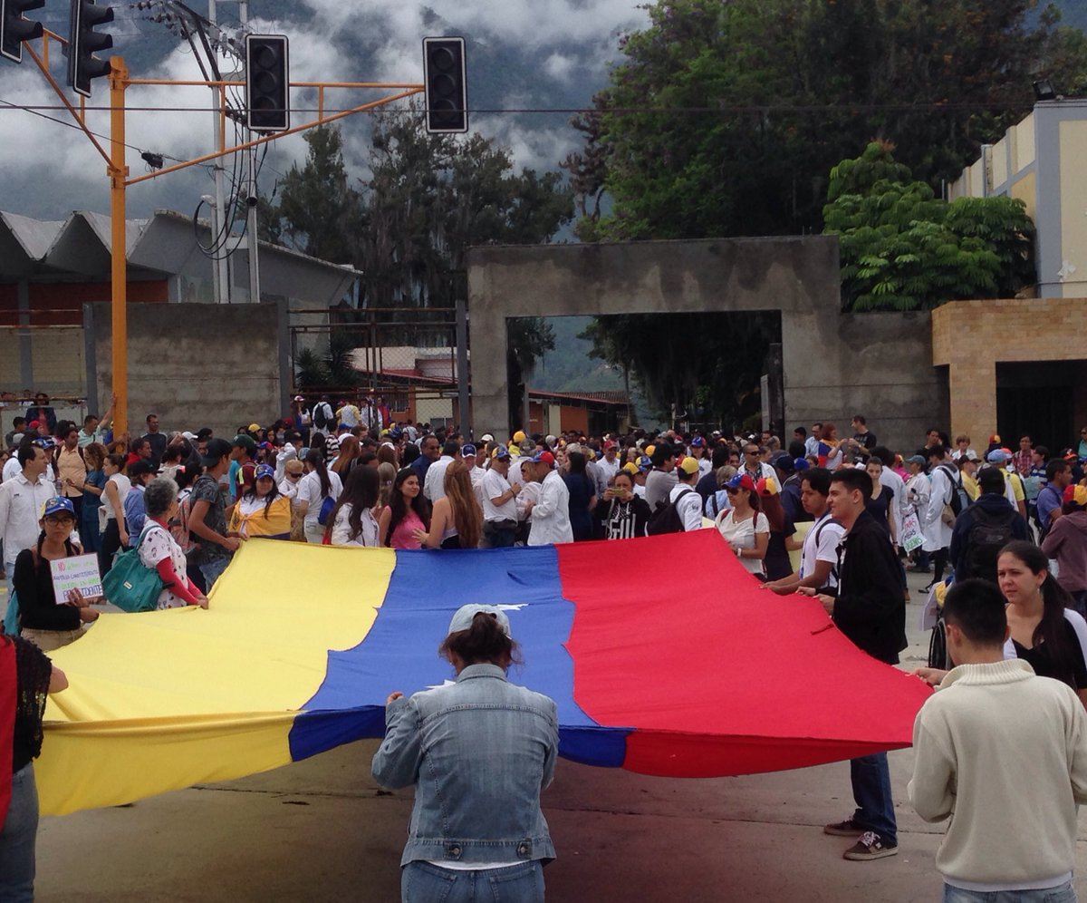 ULA_Venezuela's tweet photo. Hoy los #ULAndinos se suman a la marcha de la salud. Concentración en la Facultad de Medicina 10:20 #10May https://t.co/dRY7lLAAfP