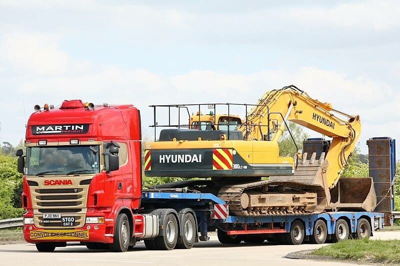 martinfreight's tweet photo. Captured dragging a Hyundai 300lc through Uttoxeter with the @ScaniaUK R480 #heavyhaulage #abnormalload https://t.co/v8Yo1KySUa