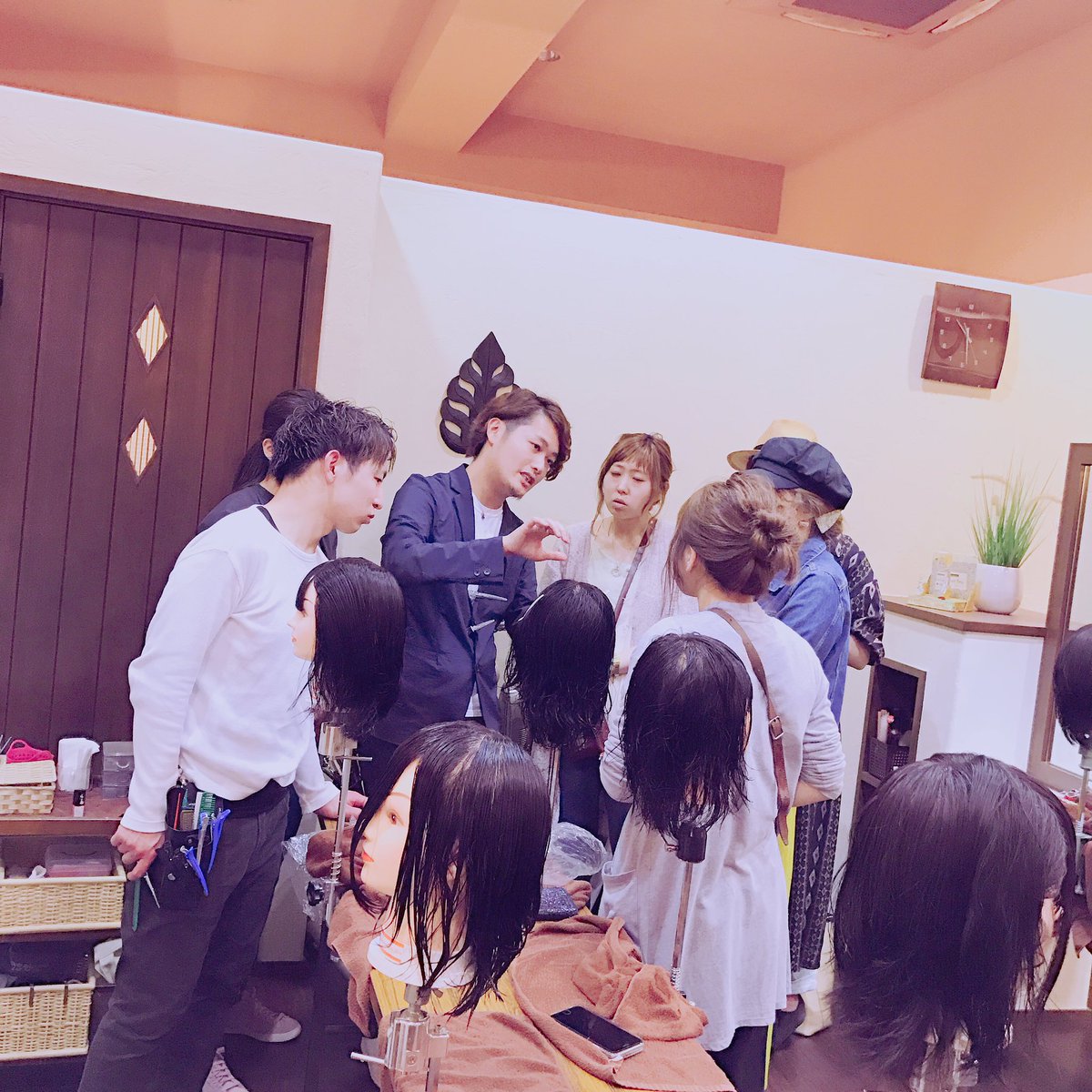 I M International A Twitteren りょうすけさんによるカット講習 In Sala南草津店 今日のテーマは ドラマ リバースの戸田恵梨香ウルフヘア と 野村周平のカットデモストレーション でした 帰りはお疲れ様の一杯 カット講習 滋賀 南草津 美容師 美容室 I M International A Twitteren りょうすけさんによるカット講習 In Sala南草津店 今日のテーマは ドラマ リバースの戸田恵梨香ウルフヘア と 野村周平のカットデモストレーション でした 帰りはお疲れ様の一杯 カット講習 滋賀 南草津 美容師 美容室