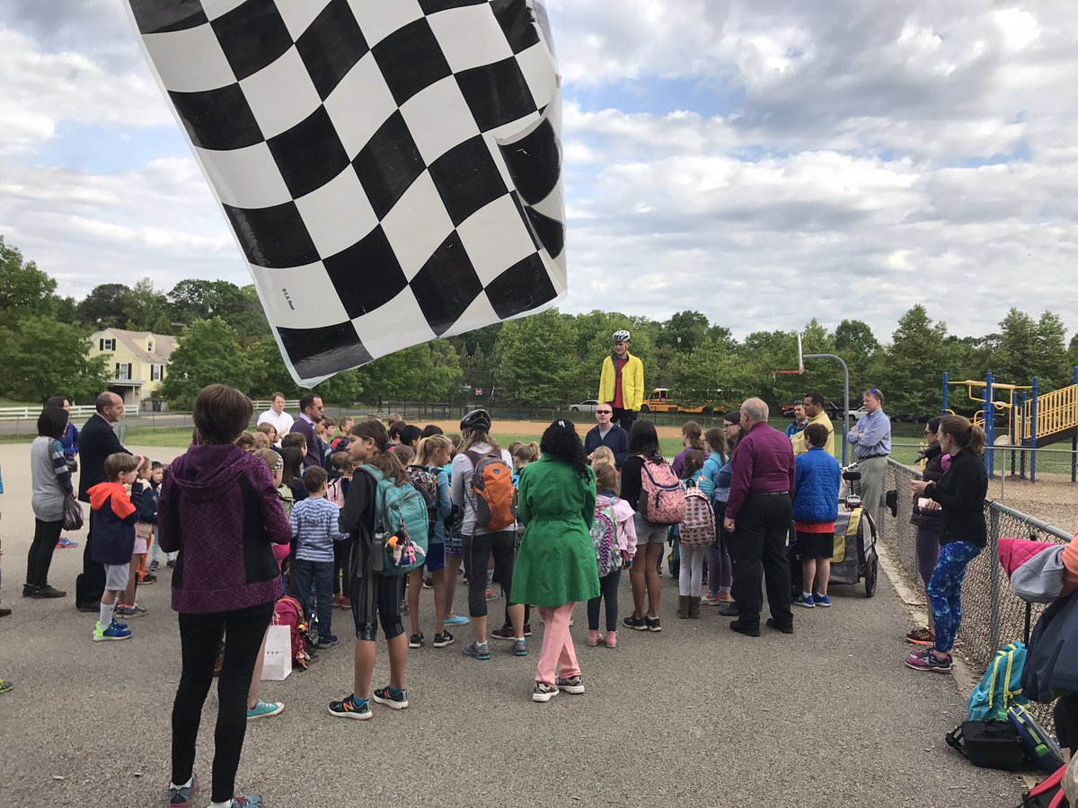 APS_ATS's tweet photo. A great turn out for walk/bike to school! #healthyaps @APSHPEAthletics @ATS_PE_Rocks https://t.co/Hci9pE0Psz