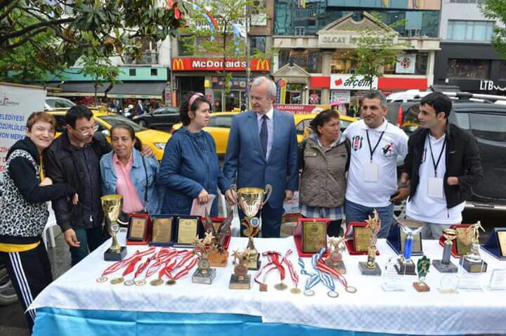 02122464095's tweet photo. 10-16 Mayıs engelliler haftası

Programımızın ilk günü. İlk ziyaretçimiz şişli belediye başkanı sayın @Hayriinonu https://t.co/NLSZEFwAeS