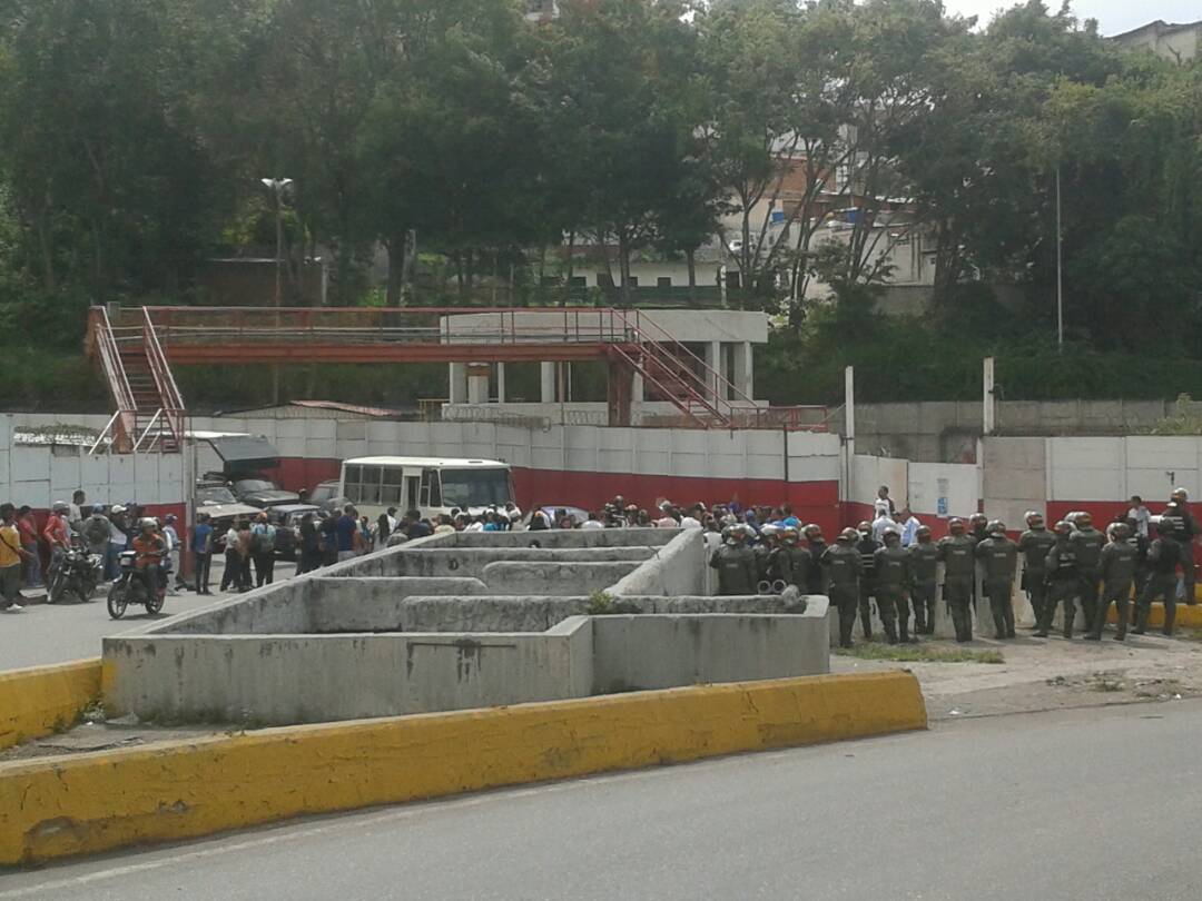 NoticiasIrm's tweet photo. Distribuidor #LaMatica en #LosTeques este #10mayo a las 10.24 am, piquete de la GNB por #manifestaciones https://t.co/FDnZA48usB