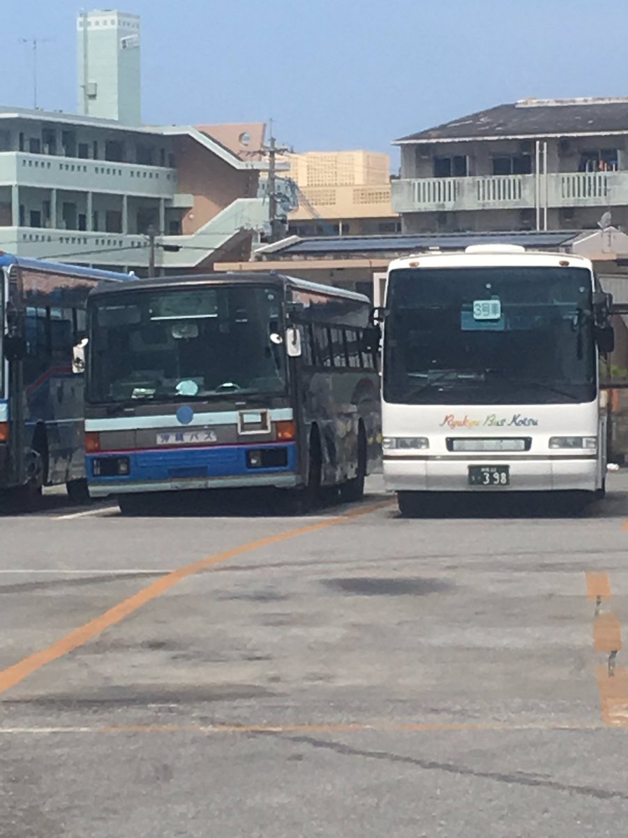 沖縄のバス好き 沖縄バス エアロスターk 観光タイプ 415 廃車 ナンバー登録抹消 になって半年程経ちますが 倉庫として名護bt構内でよく移動してます まだまだ走れるようです