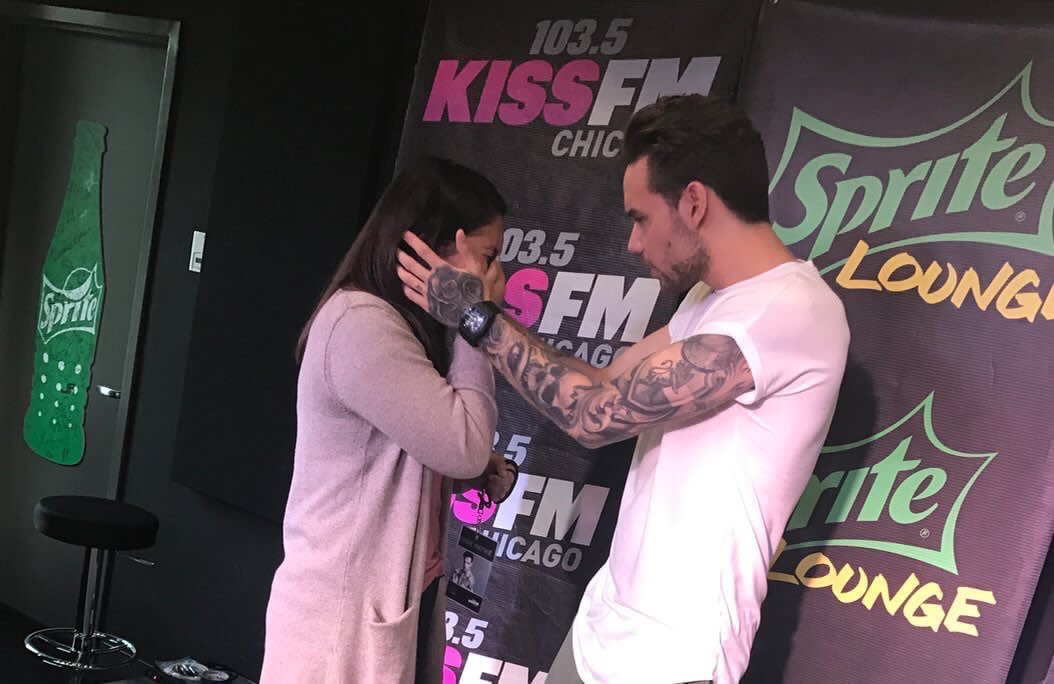 liamssdetails's tweet photo. liam trying to calm down to the fans who know him omg he loves us a lot https://t.co/06heSCGLQg