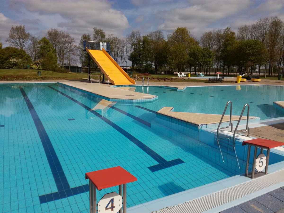 _Waadhoeke_'s tweet photo. Het zwembad is bijna klaar. We zijn er erg druk mee geweest dus laat de zomer maar komen. 13 Mei is het zwembad weer open. https://t.co/SB45Pk2FbB