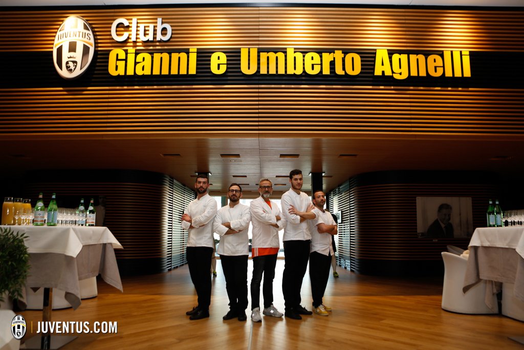 juventusfc's tweet photo. .@massimobottura Chef in Tribuna Agnelli per #JuveASM: la GALLERY π
https://t.co/1wPT42CxLZ βͺοΈβ«οΈ #UCL #ItsTime https://t.co/yMYwqE3JUE