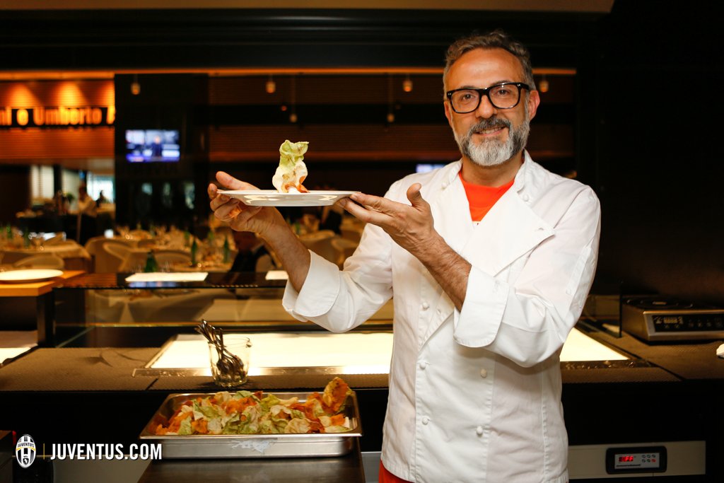juventusfc's tweet photo. .@massimobottura Chef in Tribuna Agnelli per #JuveASM: la GALLERY π
https://t.co/1wPT42CxLZ βͺοΈβ«οΈ #UCL #ItsTime https://t.co/yMYwqE3JUE