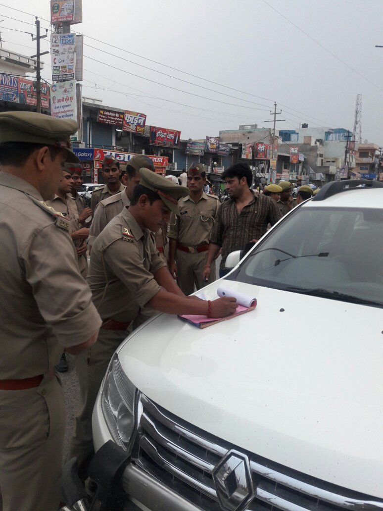 noidapolice's tweet photo. #NoidaPolice  Foot Patrolling &amp; Checking by Noida Police. https://t.co/RvbPvh8byb