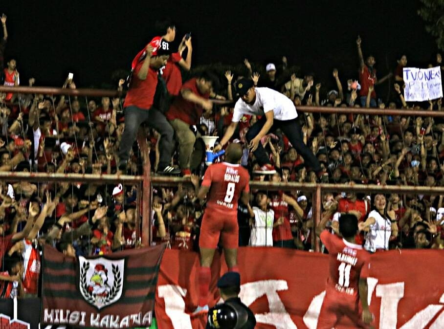 Selebrasi Reinaldo di Tribun utara Sesudah Menjebol gawan Kurnia Mega <a href="/LAJaslina/">LaskarAyamJantan</a> <a href="/LAJ__BB/">LAJ BANTA-BANTAENG</a> <a href="/LAJ_MKS/">Laskar Ayam Jantan</a> <a href="/LAJ_Baipas/">Laskar ayam jantan</a> <a href="/LAJ_SIDRAP/">Official LAJ SIDRAP</a> <a href="/laj_bontoduri/">LAJ Bontoduri</a>