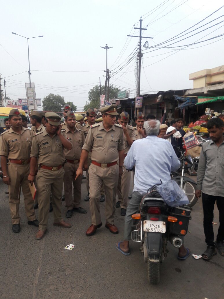 noidapolice's tweet photo. #NoidaPolice  Foot Patrolling &amp; Checking by Noida Police. https://t.co/RvbPvh8byb