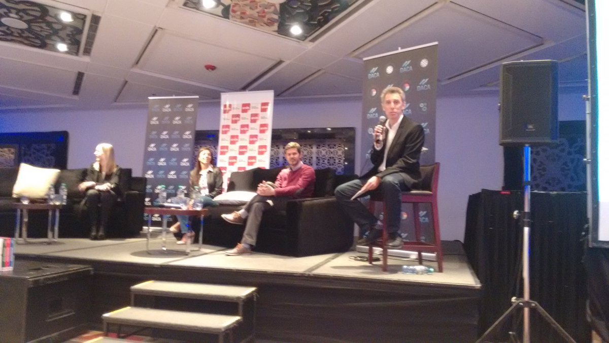 Gustavo Koblinc de DACA moderando el panel de "El desafío de la Medición On/Off" en el #AnalyticsSummit de @AMDIAweb