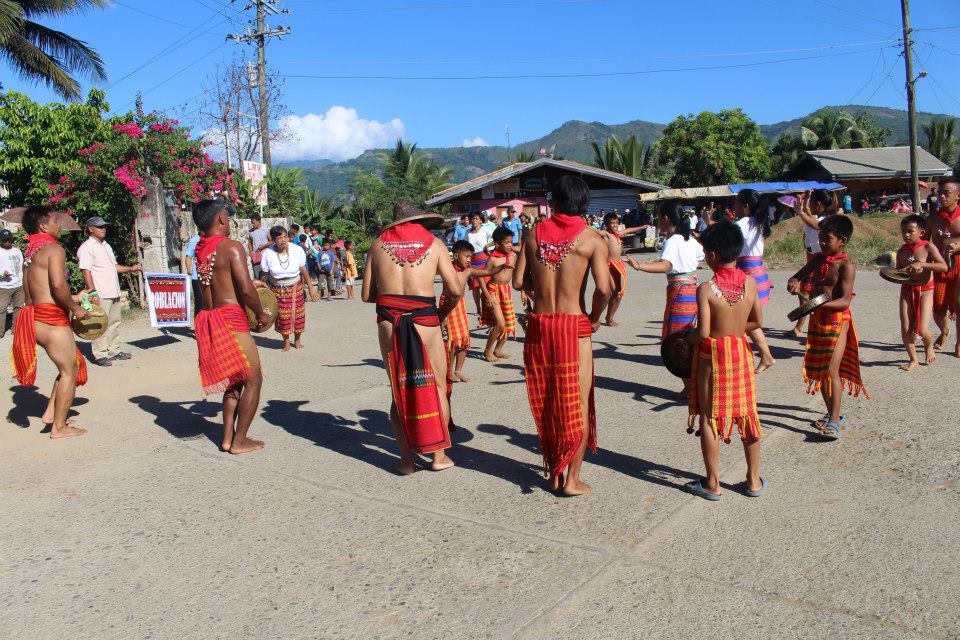 GrowingUp100's tweet photo. I'll teach you how to wear this https://t.co/wUxMRLabSd It's #igorot #Gstring , the traditional wear of a #minority group in the #cordillera https://t.co/tMhd2otGQr