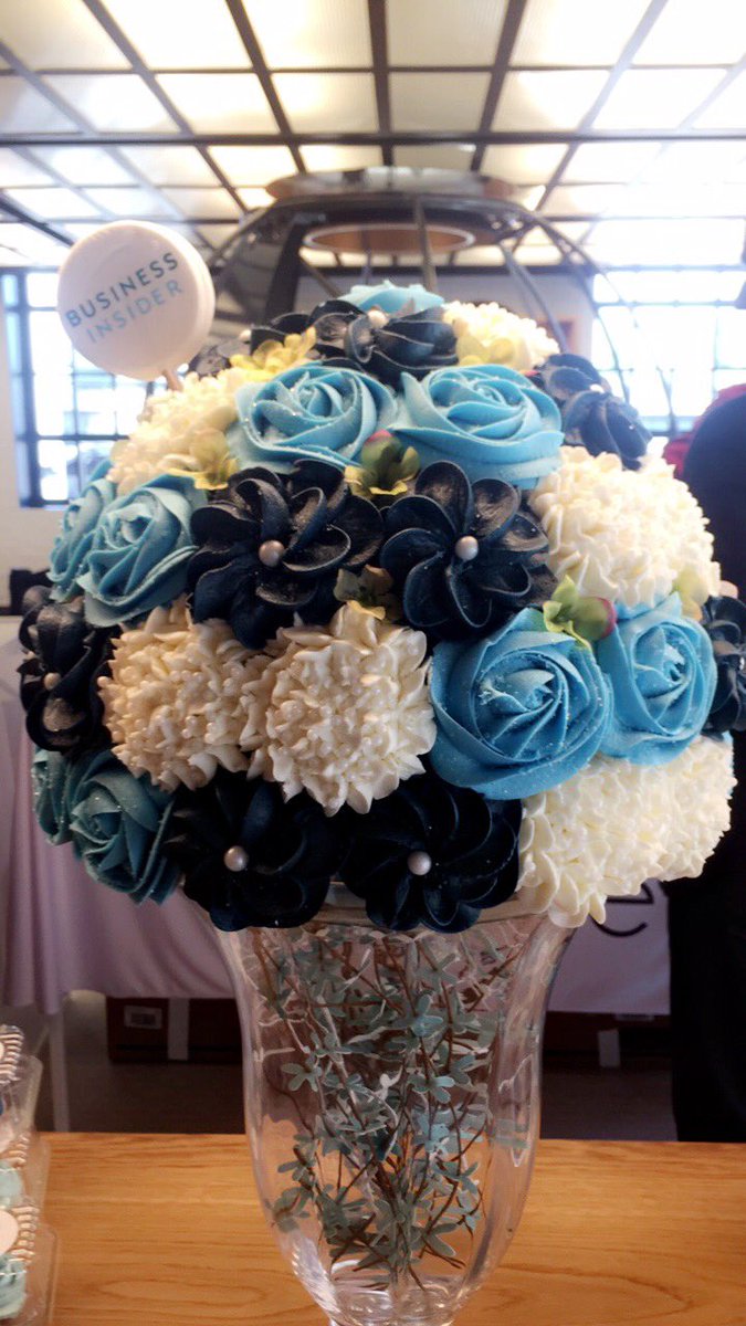 navahhhhh's tweet photo. These are cupcakes. @thisisinsider + @BakedBouquet = #BInewfronts https://t.co/BYv5IWM47K