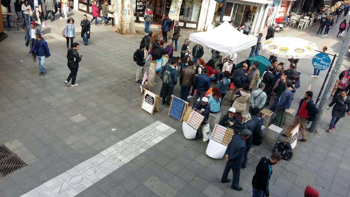 BarisAkademik's tweet photo. Kadıköy Khalkedon Meydanı'nda @NuriyeGulmen ve @SemihOzakca'ya destek eylemi 6. gününde!
Nöbet @ProfDrBeyzaUstn'de, forum devam ediyor! https://t.co/jNawZyB75Z