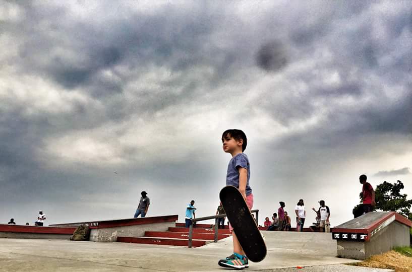 Niño panameño contemplando el recorrido que hará en la Pista de Patinaje de la Cinta Costera 3 #Panamá #foto por <a href="/IsabelDK8/">Isabel Damian</a>