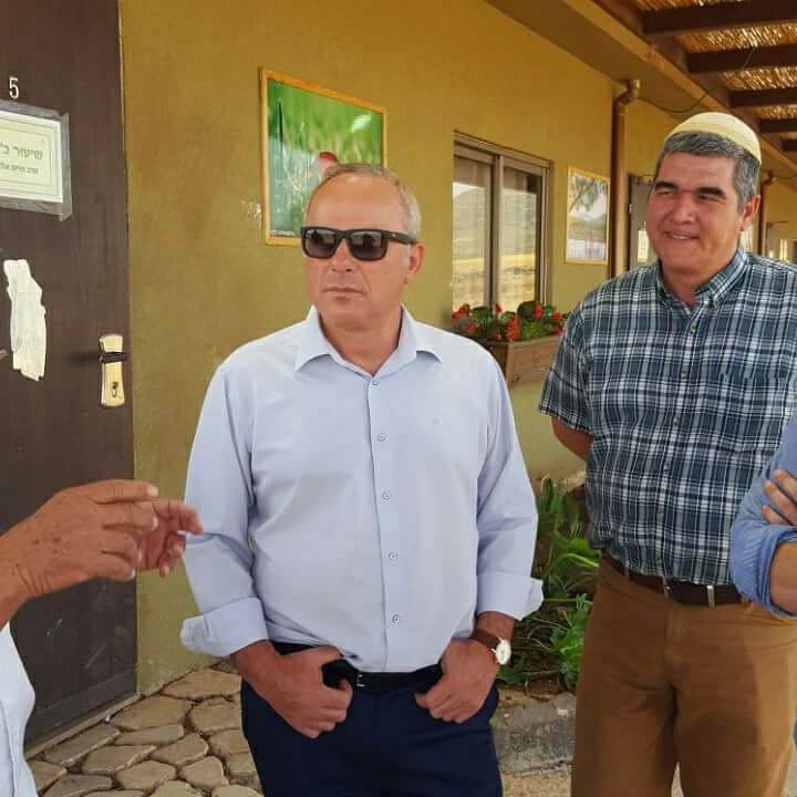 YiddishTimes's tweet photo. מיניסטאר יובל שטייניץ און טוויטער סעלעב דוד העברי באזיכן די חרדישע ישיבה אין כפר זתים. https://t.co/BEjydrlUTG