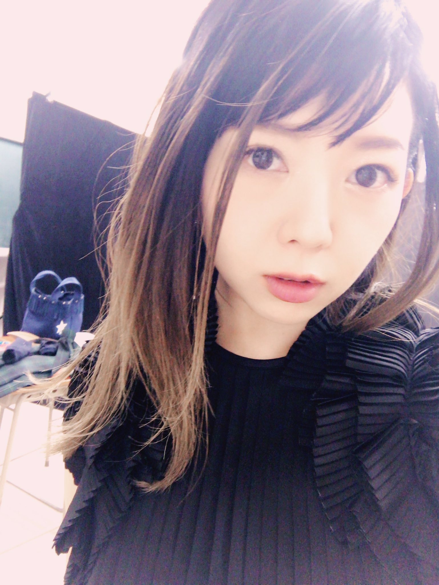 تويتر 牧野由依 على تويتر しれっとアイコンも新曲仕様に変えてみました 撮影の日の自撮り画像 髪の分け目普段と変えてガーーー ってするとガーーッてなるよね ガーーー W T Co Cvcvctdimx