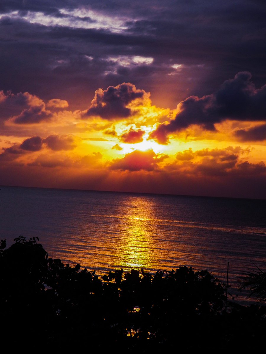 SandyHavenJA's tweet photo. Describe the Sandy Haven Resort Luxury Boutique #Sunset in 2 words and tag who you would love to share experiencing it with. https://t.co/SHXb7R3uuy