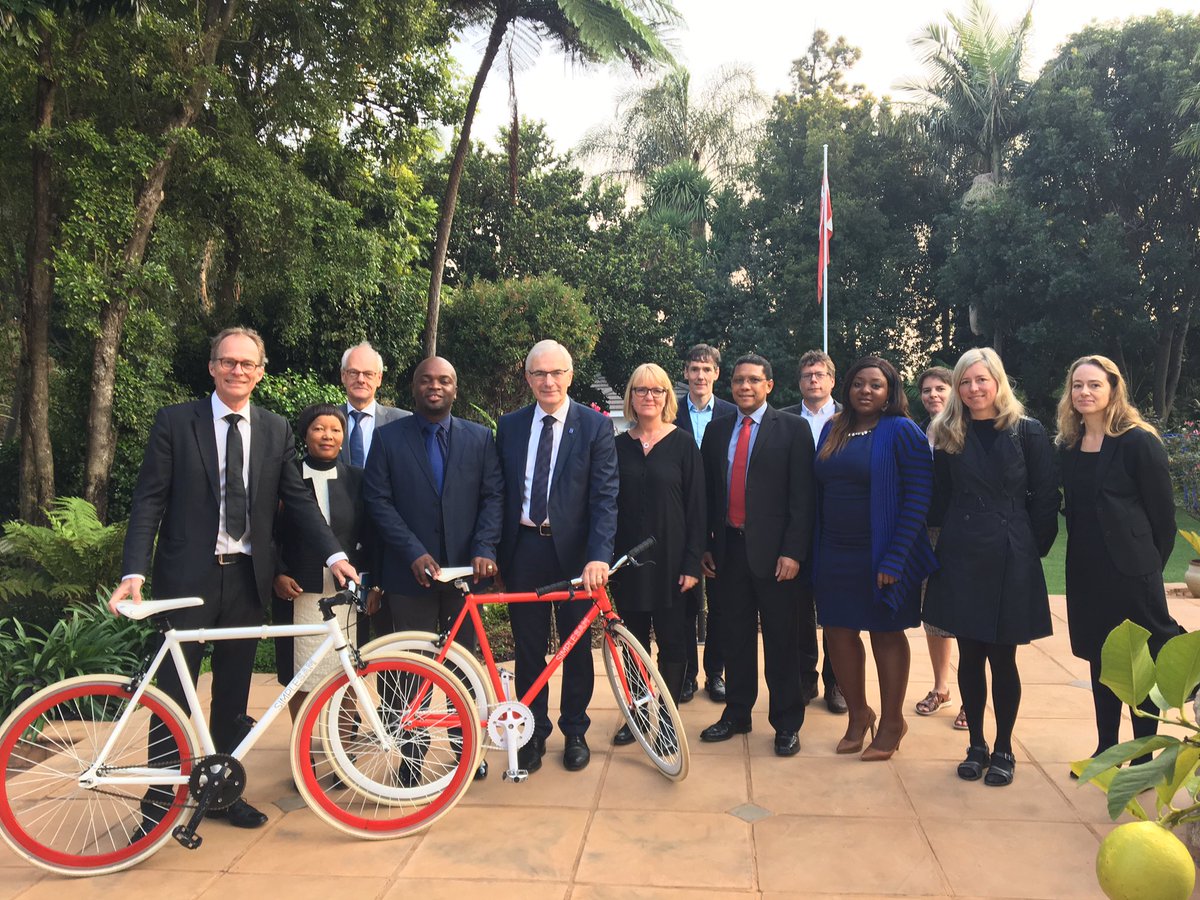 DKAMBinSA's tweet photo. Optimistic for new smart & #sustainable cities coop btw @CityTshwane and Aarhus. Mayor @SollyMsimanga seemed happy w the ๐=๐ฒ #CitiesAct ๐ฟ๐ฆ๐ฉ๐ฐ https://t.co/8wg3fDLfOM